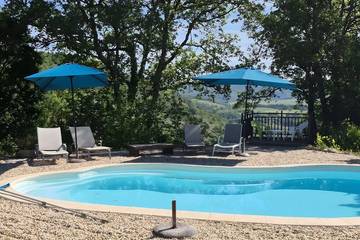 Location de vacances pour 6 personnes, avec terrasse ainsi que piscine et jardin, animaux acceptés à Albas