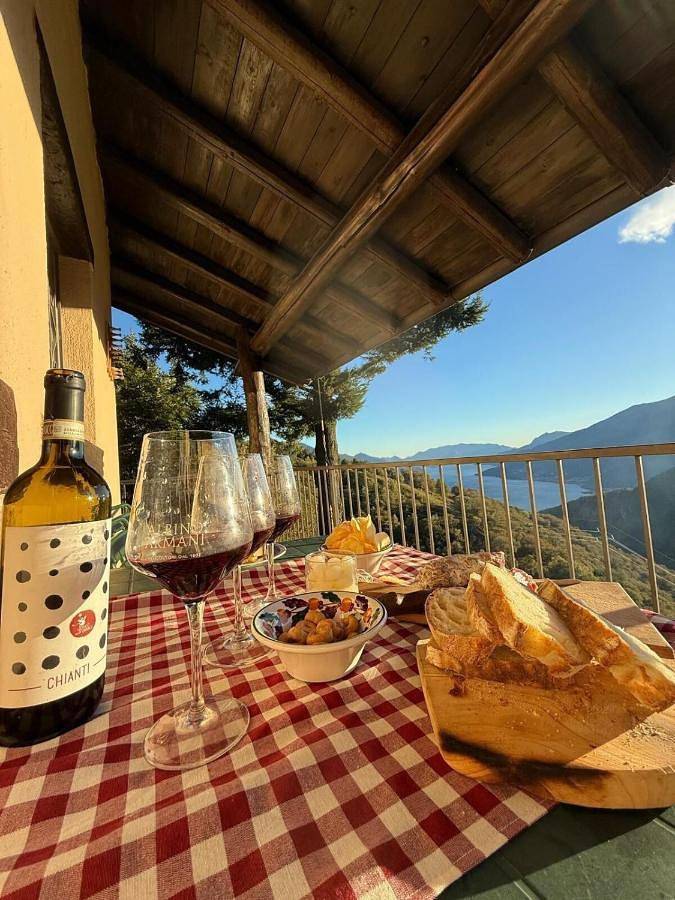 Chalet per 6 persone, con vista lago e terrazza nonché panorama e giardino, con animali domestici a Roma