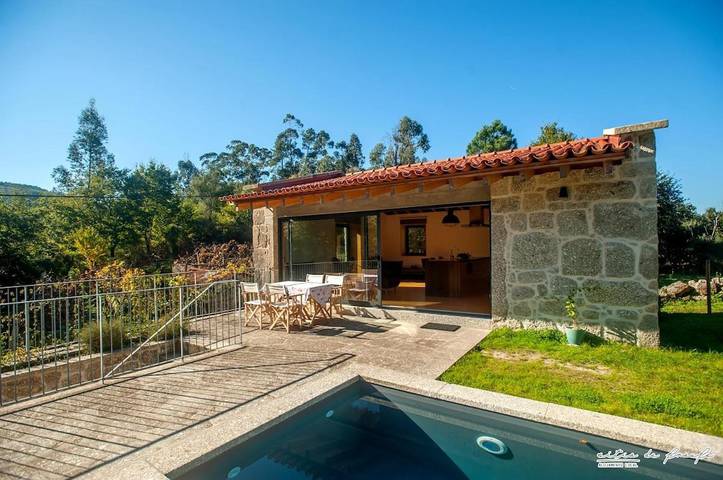 Location de vacances pour 4 personnes, avec terrasse et vue ainsi que jardin et piscine dans Entre Ambos-os-Rios