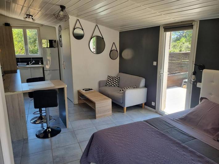 Gîte pour 2 personnes, avec piscine et jardin à Besse-sur-Issole