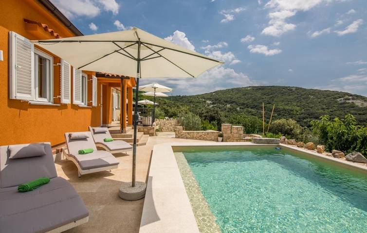Ferienhaus für 19 Personen, mit Balkon und Whirlpool sowie Terrasse und Garten