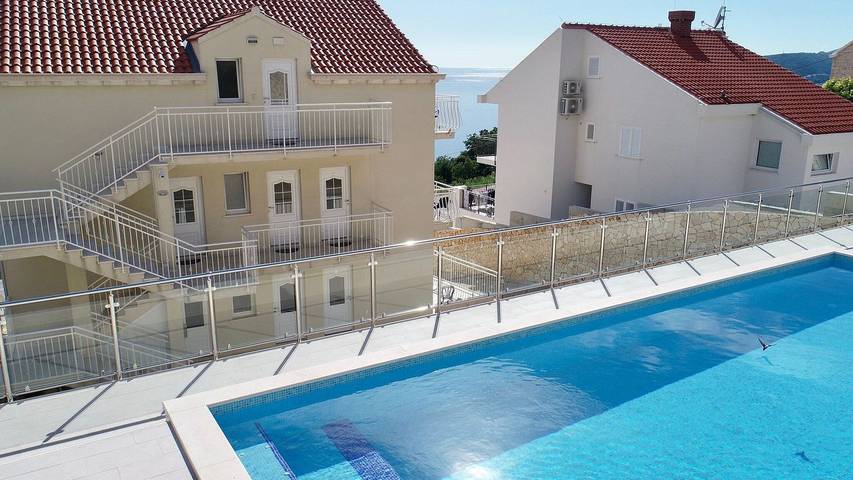 Ferienwohnung für 4 Personen, mit Balkon und Pool in Plat