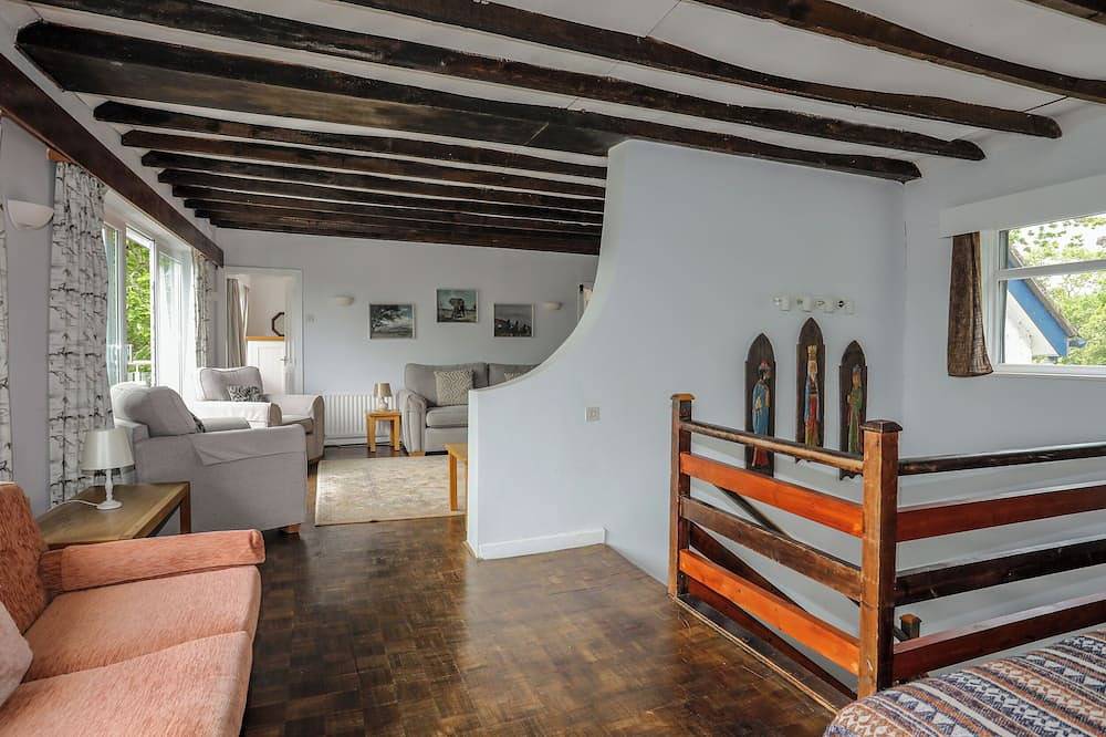 Ynys Castell, pet friendly, country holiday cottage in Menai Bridge in Menai Bridge, Isle of Anglesey