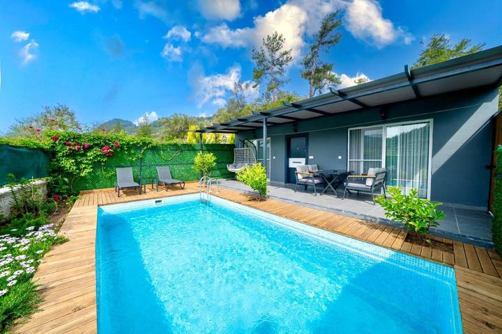 Chalet para 4 personas, con piscina además de jacuzzi y jardín en Fethiye