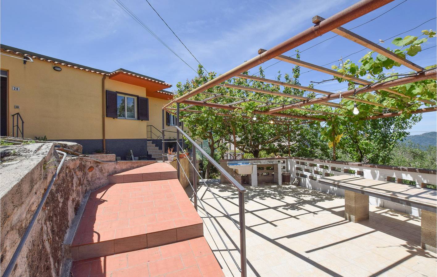 Sinagra Apartment w/ Parkplatz, AC, Terrasse & WiFi in Sinagra, Messina Provinz