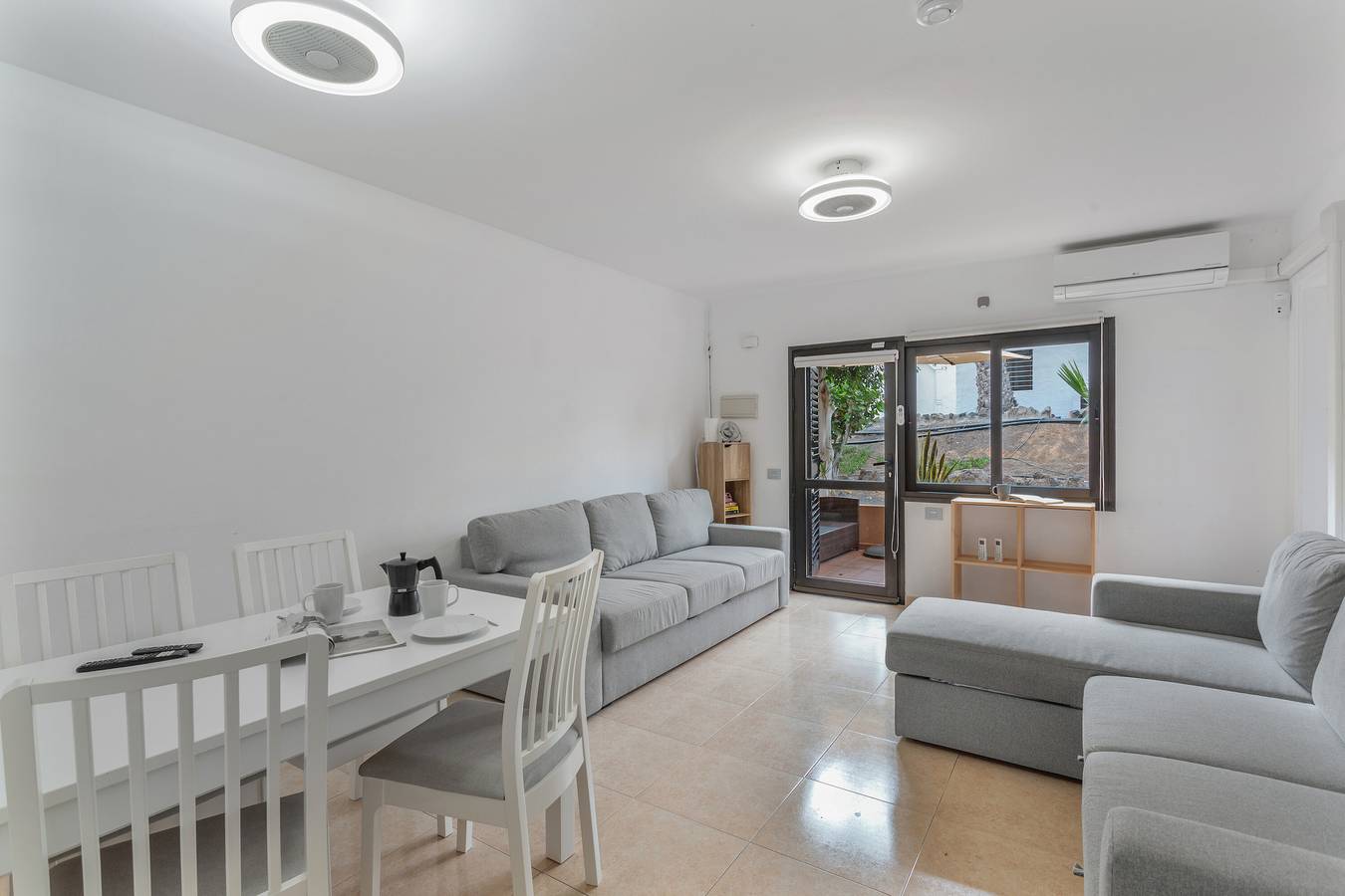 Entire apartment, Vacation 'Oasis Soleado' with Shared Pool, Wi-Fi and Air Conditioning in Corralejo, La Oliva