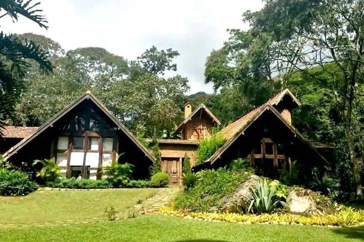 Villa pour 8 personnes, avec sauna et terrasse ainsi que vue et jardin, animaux acceptés dans Região Metropolitana do Rio de Janeiro