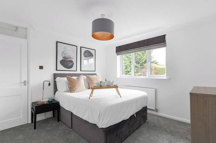 Guildford - Two Bedroom House with Garden in Guildford, Surrey