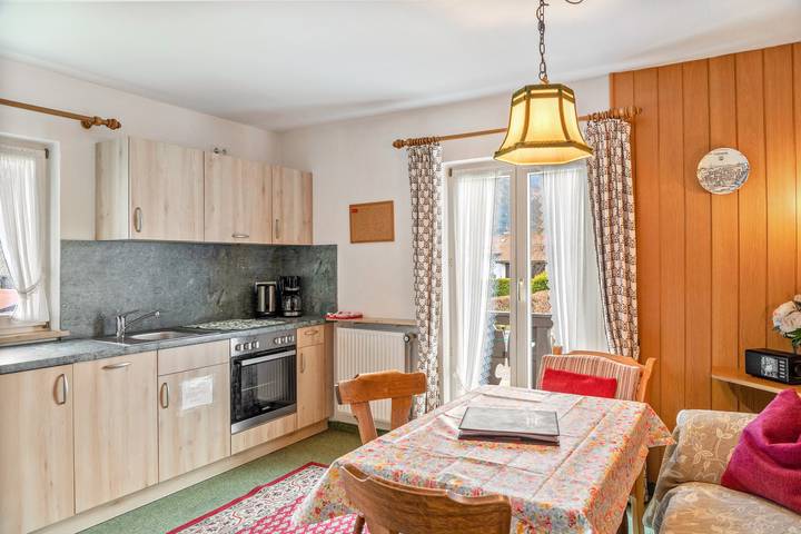 Entire apartment, Apartment '1' with Mountain View, Shared Garden and Wi-Fi in Wallgau, Walchensee