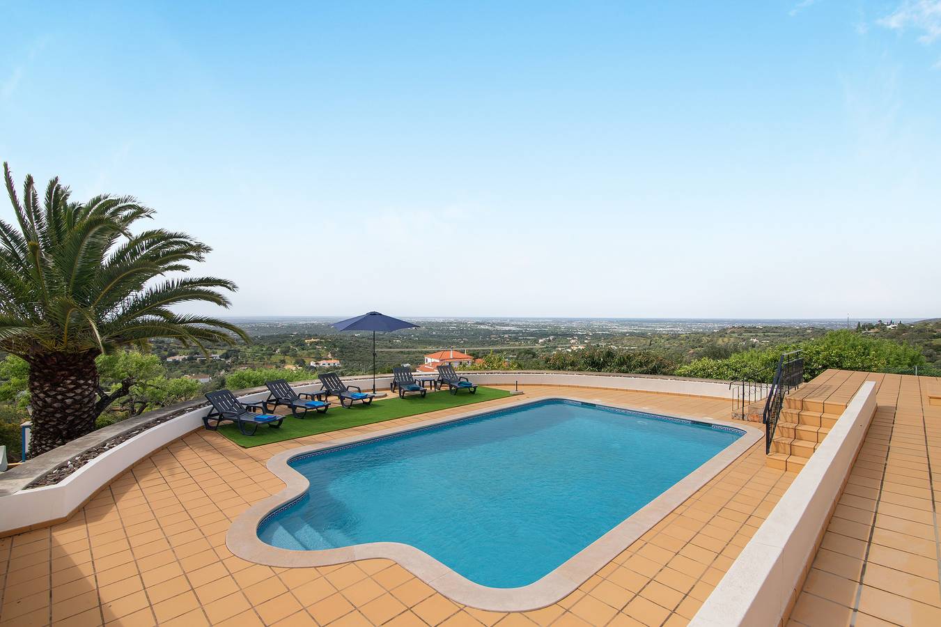 Vakantiehuis 'Leo' met Uitzicht op Zee, Wi-Fi en Airconditioning in Faro, Faro District