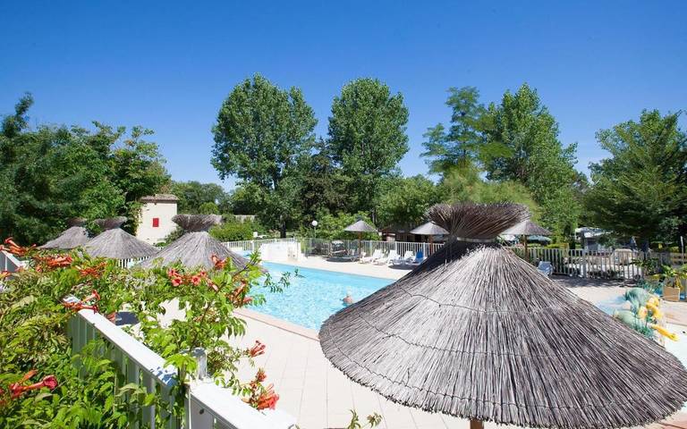 Camping pour 4 personnes, avec Terrasse et Jacuzzi ainsi que Jardin et Piscine