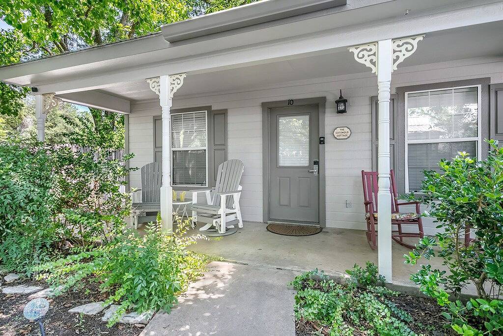 Absolut charmanter Cotswold Bungalow, Kingsize-Bett, In der Stadt, Zugang zum Whirlpool / Pool! in Gillespie County