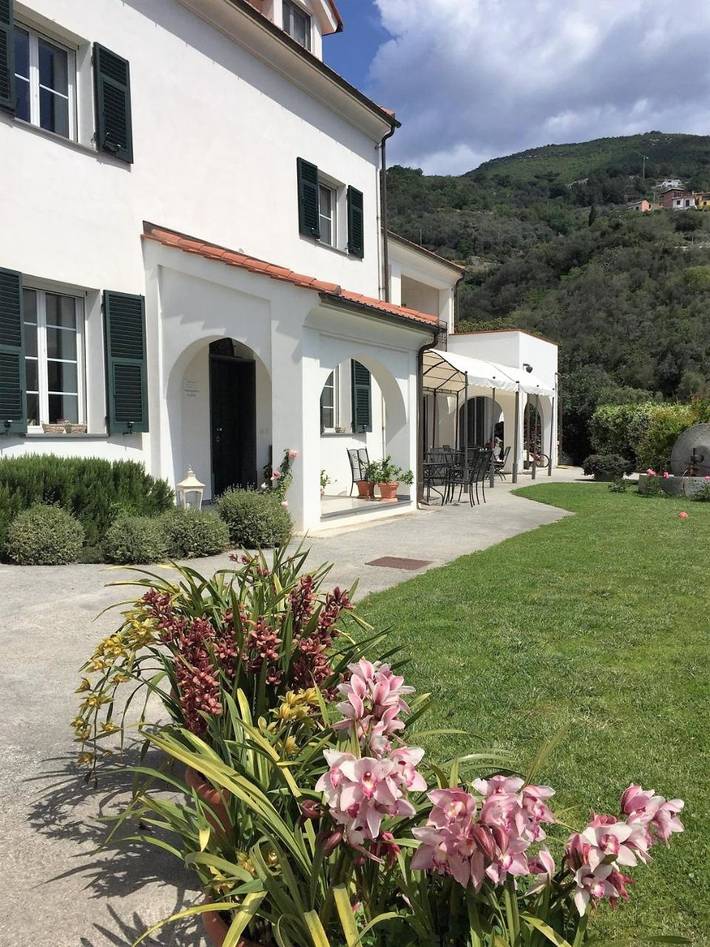 Agriturismo per 3 persone, con Terrazza e Idromassaggio nonché Giardino e Piscina a Alassio