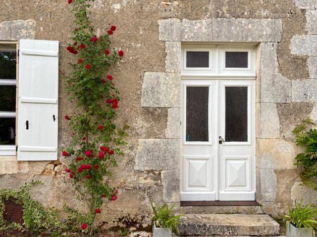 Location de vacances pour 4 personnes, avec terrasse et piscine ainsi que jardin et vue à Montbron - 4