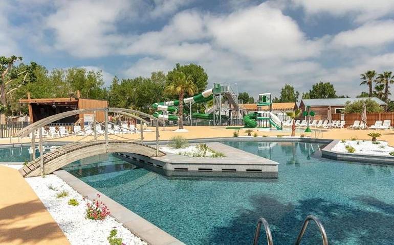 Camping pour 4 personnes, avec piscine ainsi que terrasse et bassin pour enfant, animaux acceptés dans Plage de l'Espiguette - 3