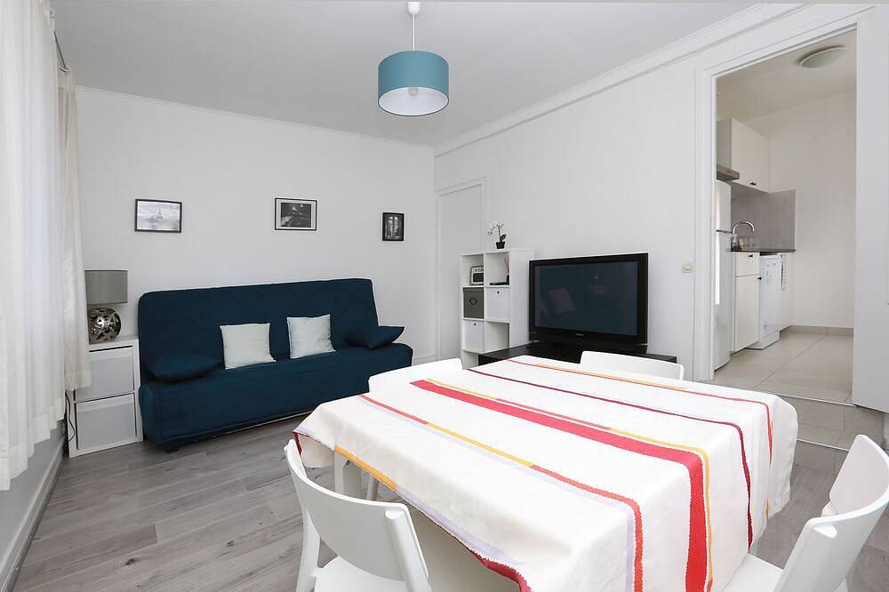 Appartement entier, T2 45 m² indépendant sur allée privée aux portes de Paris (1 à 6 personnes) in Garches, Hauts-de-Seine