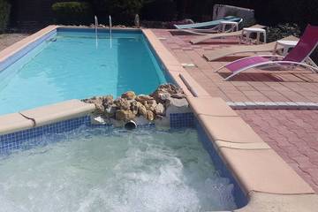 Gîte pour 2 personnes, avec jacuzzi ainsi que jardin et terrasse à Le Thoronet