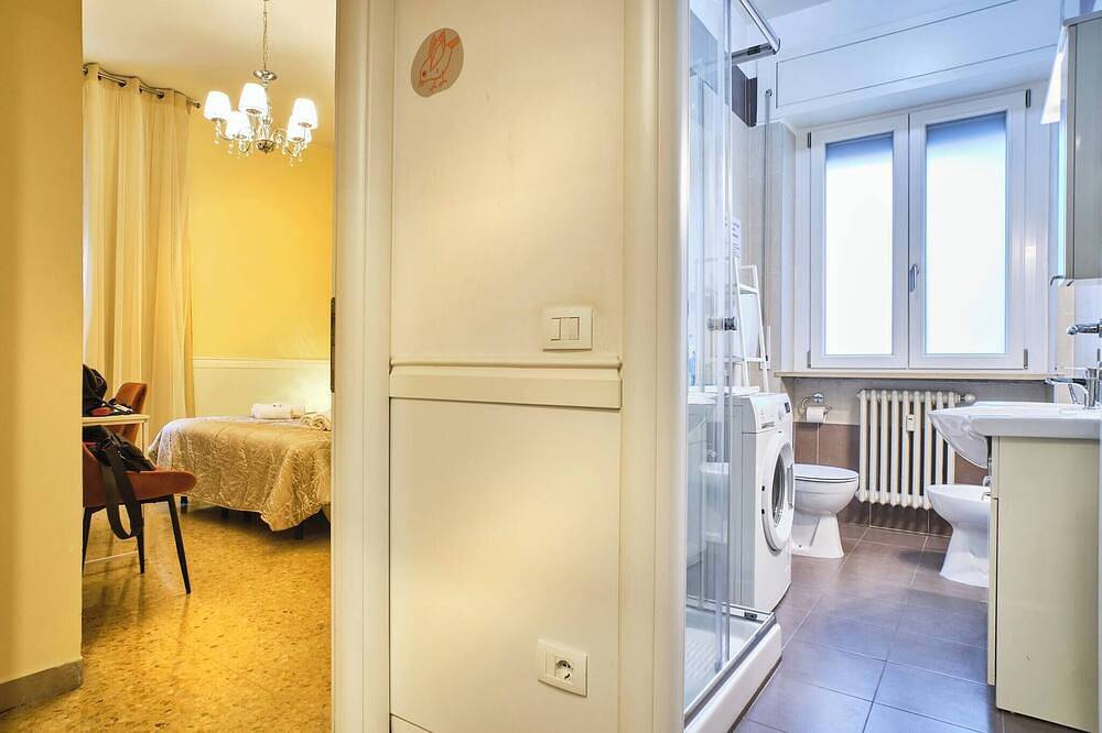 Stanza arancione bagno condiviso e cucina -Voliera in Vérone, Province de Vérone