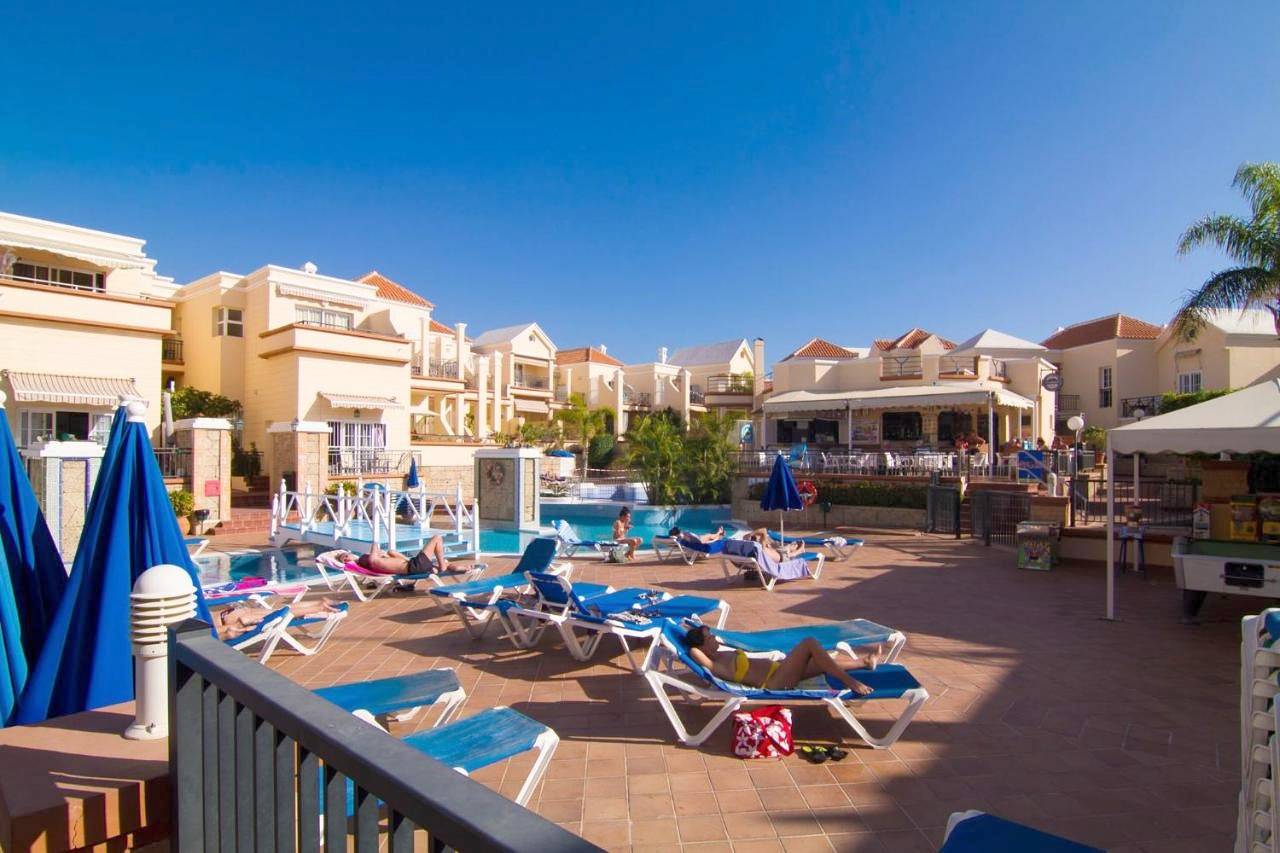 Appart’hôtel pour 10 personnes avec piscine in Playa del Duque, Adeje