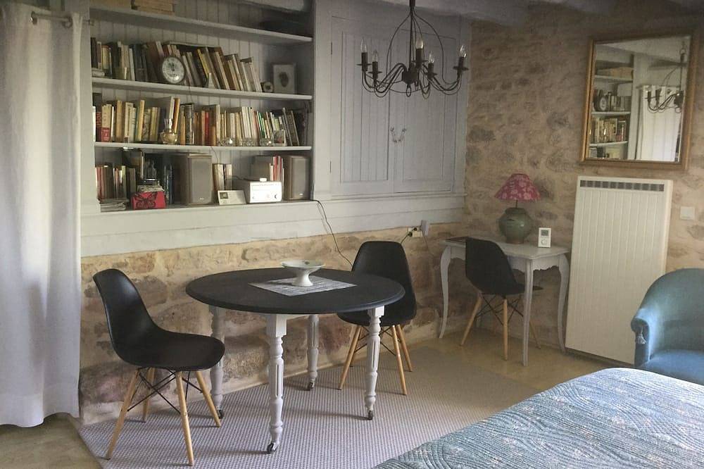 Appartement entier, Studio installé dans une grange typique du Causse du Quercy pres de Rocamadour. in Calès (Midi-Pyrénées), Parc Naturel Régional des Causses du Quercy