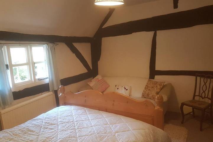 Charming  3 bed Thatched cottage in rural village near Stockbridge Winchester. in Hampshire