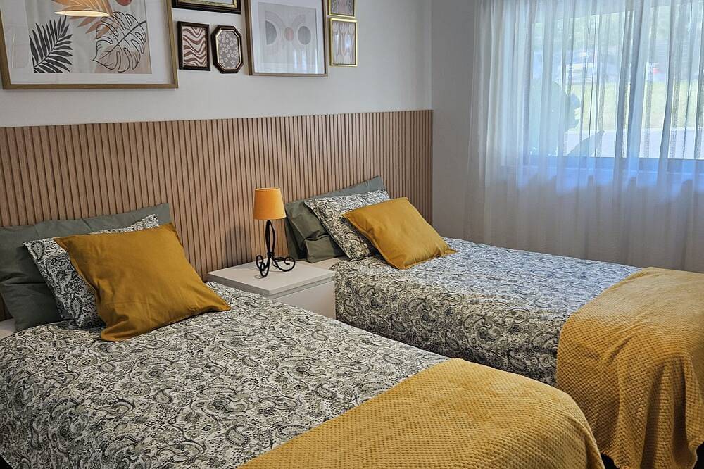 Ganze Wohnung, 7km from the beach and 14km from downtown Lisbon. Cozy, family-friendly apartment! in Almada, Halbinsel von Setúbal