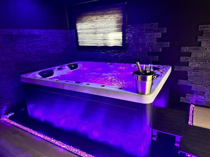 Chambre d’hôte pour 2 personnes, avec Jacuzzi ainsi que Terrasse et Sauna
