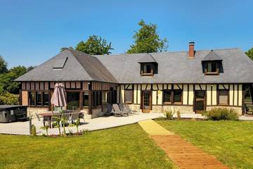Location de vacances pour 8 personnes, avec terrasse ainsi que jacuzzi et jardin, animaux acceptés à Toutainville