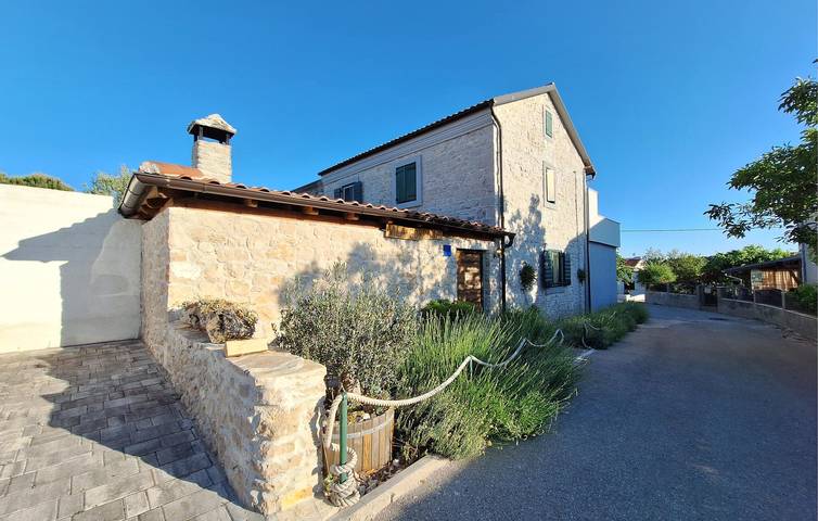 Ferienhaus für 8 Personen, mit Pool und Terrasse sowie Garten - 1