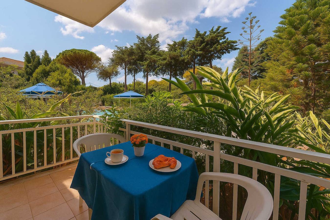 Entire holiday apartment, Bluewhite Studio - Cozy Garden Nest in Kefalonia