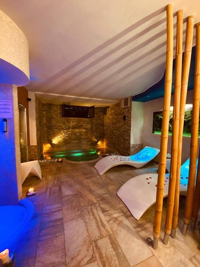 Chambre d’hôte pour 4 personnes, avec Balcon et Jacuzzi ainsi que Terrasse et Jardin dans La Massimina-Casal Lumbroso