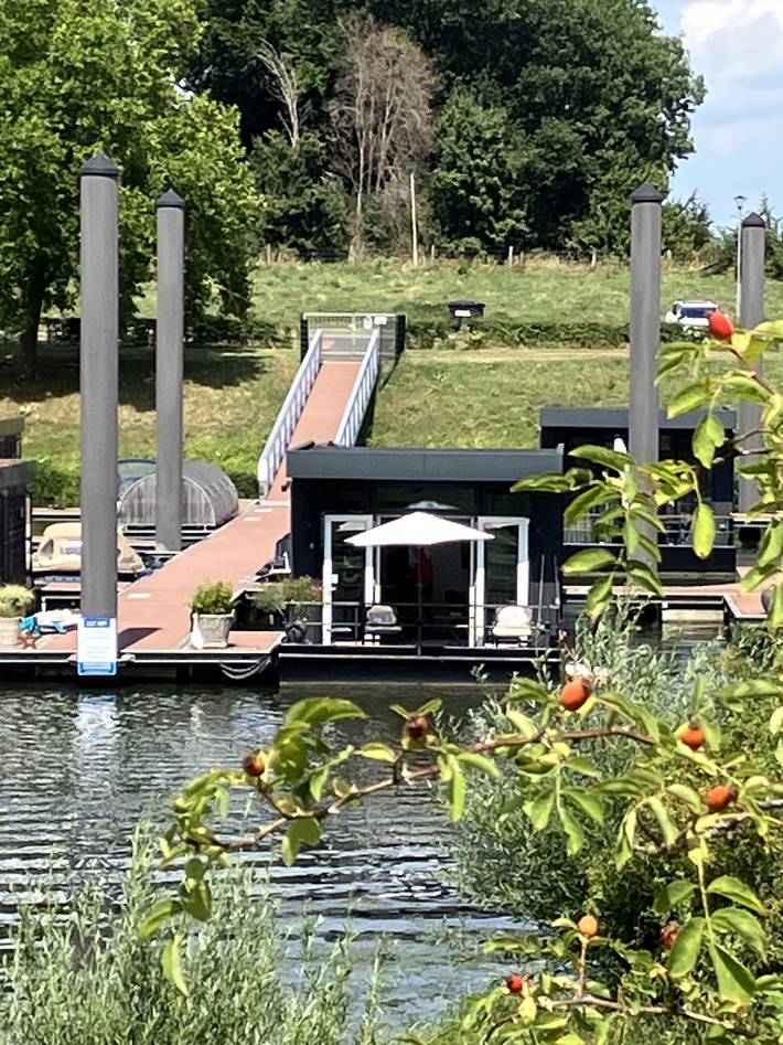 Boot für 4 Personen, mit Terrasse und Seeblick in den Niederlande - 2