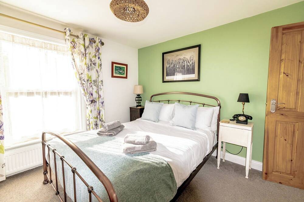 Pet friendly 2 Bed House Titchfield Village Centre in Fareham, Hampshire