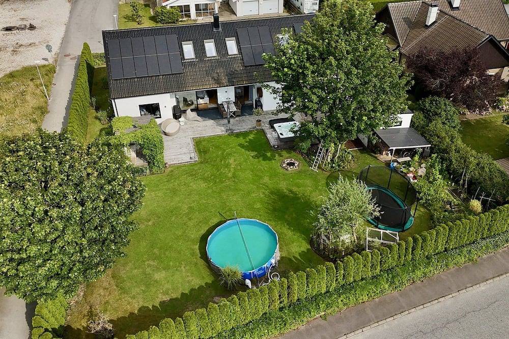 Spacious modern villa with jacuzzi close to beach in Lomma, Schwedische Ostsee