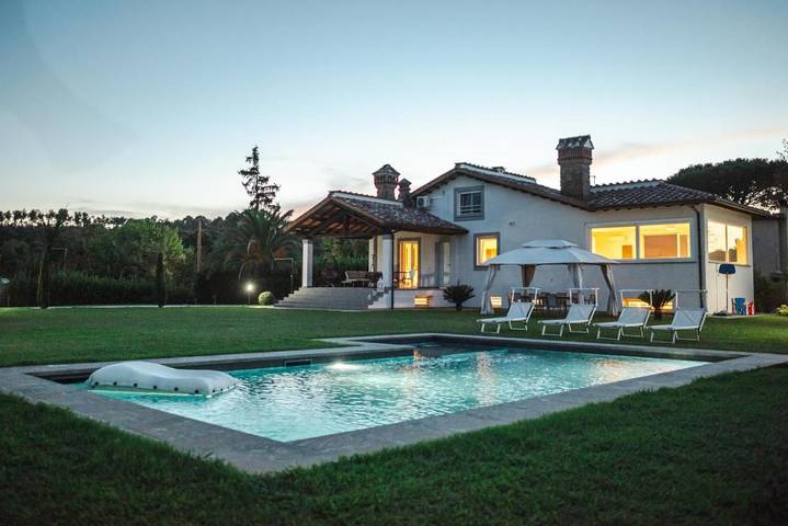 Villa per 6 persone, con giardino e vista lago nonché panorama e piscina, con animali domestici a Manziana