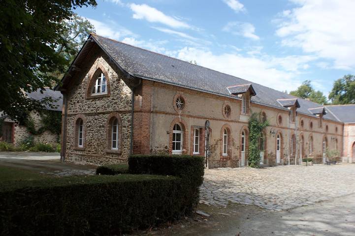 Gîte pour 12 personnes, avec jardin ainsi que terrasse et jacuzzi à La Jumellière