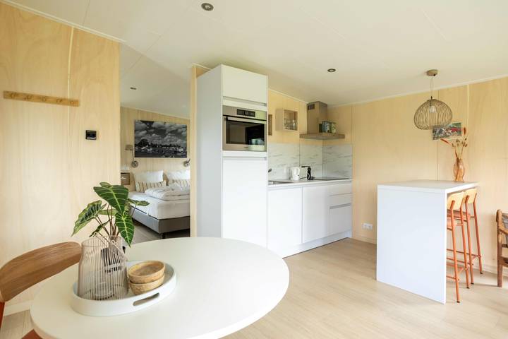 Komfortables chalet für 2 Personen mit Sauna und Airco im Park am offenen friesischen Meer in Friesland