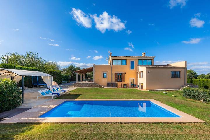 Casa rural "Llum" con vistas a la montaña, piscina privada y Wi-Fi in Manacor, Mallorca Este