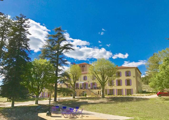 Gîte pour 2 personnes, avec Terrasse et Jacuzzi ainsi que Jardin et Piscine à Ferrassières