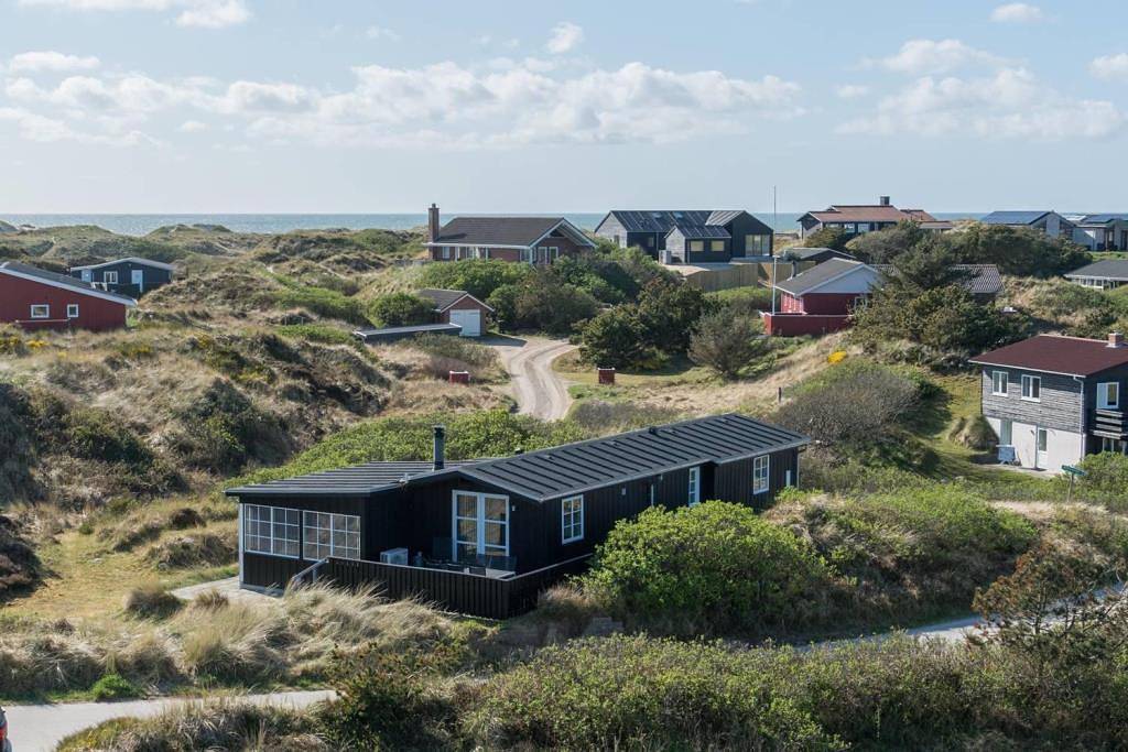 Schönes Ferienhaus mit Dünenblick, Whirlpool und Sauna – Hjelmevej 84 in Henne, Varde