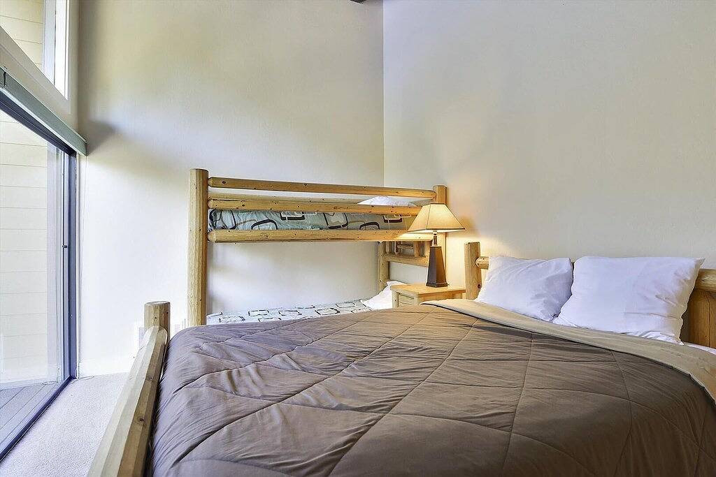 Ganze Wohnung, Ruhige Sommerwohnung weniger als eine Meile von der Basis des Alpine Meadows Resort. Nur 10 Minuten nach Tahoe City. Perfekte Lage für alle Tahoe Summer-Aktivitäten! in Alpine Meadows, Placer County