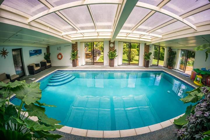 Location de vacances pour 4 personnes, avec piscine et jardin ainsi que sauna et jacuzzi à Hastings