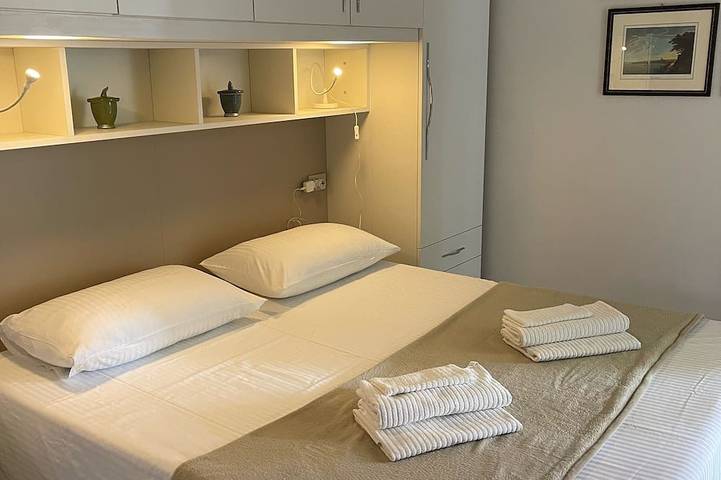 Appartamento intero, Appartamento fronte lago con piscina e WiFi in Santa Maria di Lugana, Sirmione