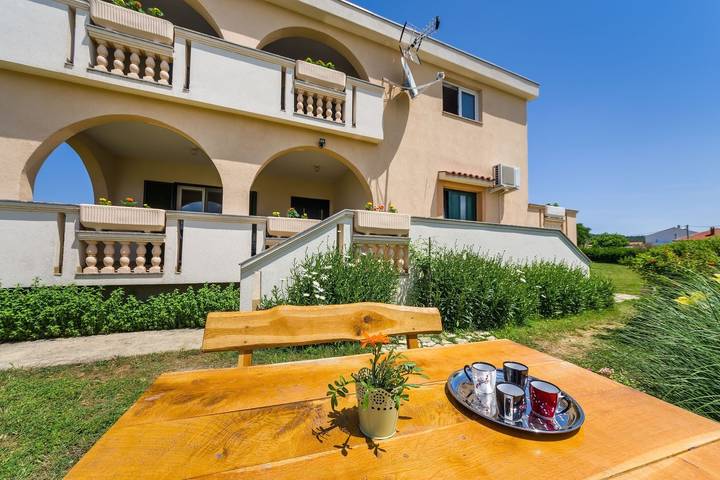 Ganze Wohnung, 1-Zimmer-Ferienwohnung mit Terrasse Ljubac, Zadar -a in Ljubač (Dalmatien), Zadar