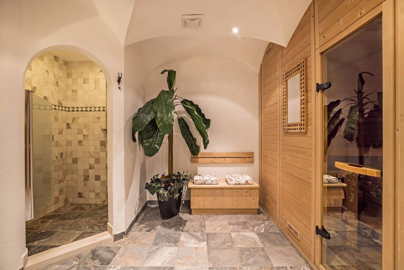 Ganze Wohnung, Einzimmerapartment "Ciasa ai Pini 209" in der Nähe von Skiliften mit Bergblick & Sauna in San Cassiano, Abtei