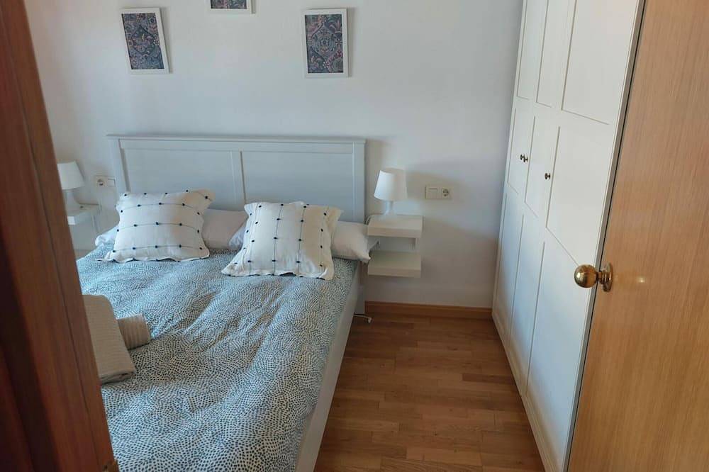 Scenic Stone Mountain House with Garden, 3 Double Bedrooms & Loft, Fully Equipped Kitchen in Villanúa, Spanish Pyrenees