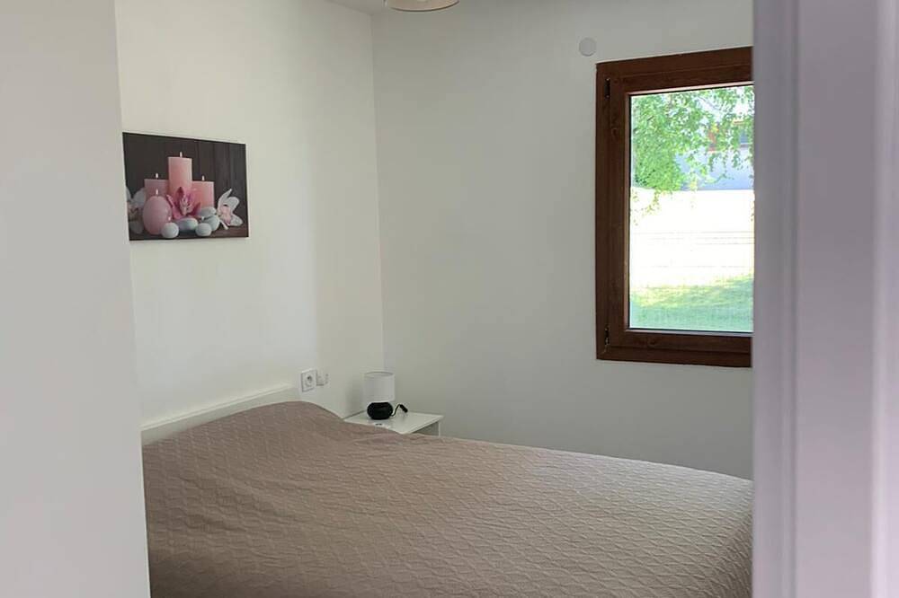 Ganze Wohnung, 40m2 apartment with terrace in Clairvaux-les-Lacs, Jura