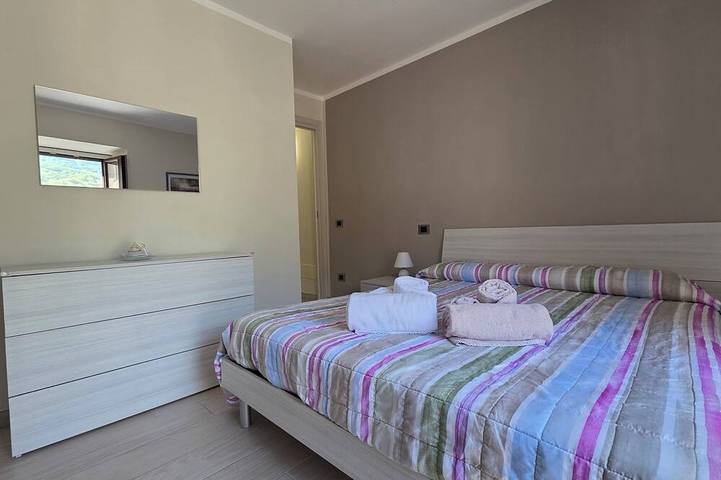 Appartamento intero, La dimora nelle Rue. Authentic Italian Escape: Modern Comfort & Mountain Views in Civitella Roveto, Provincia di L'Aquila