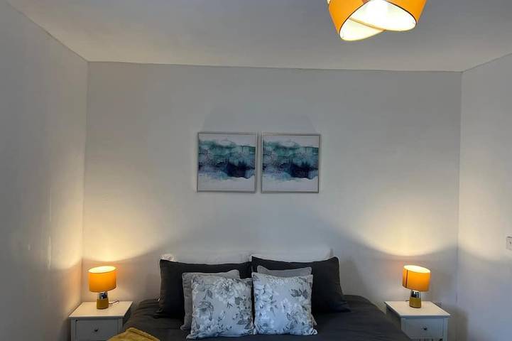 Avondale House, Newly Refurbished 3 bedroom house ,2 showers, near University in Lancaster, Lancashire