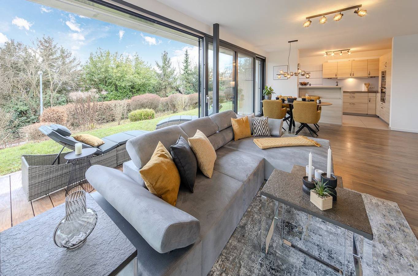 Ganze Wohnung, Moderne Ferienwohnung Konny mit überdachter Terrasse und Gartenblick in Seenähe in Gaienhofen, Untersee